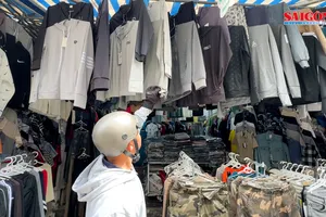 Người dân TPHCM cảm nhận rõ cái lạnh khi ra đường 