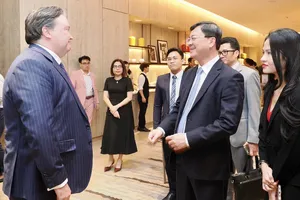 Phó Chủ tịch UBND TPHCM Nguyễn Công Vinh và Đại sứ Hoa Kỳ tại Việt Nam Marc Knapper trao đổi tại sự kiện. Ảnh: HOÀNG HÙNG