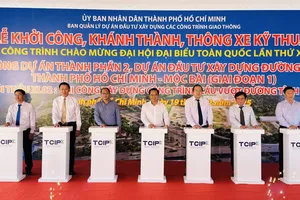 Khởi công gói thầu XL02 thi công cầu vượt Tỉnh lộ 8 thuộc Dự án đầu tư xây dựng đường cao tốc TPHCM - Mộc Bài (giai đoạn 1). Ảnh: ĐÌNH DƯ