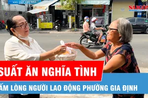 Ấm lòng những suất ăn nghĩa tình cho người lao động khó khăn tại phường Gia Định
