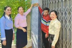 Xã Bình Chánh trao tặng biển số nhà tích hợp mã QR cho người dân