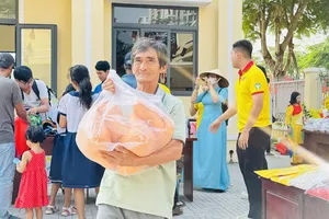 Tết sẻ chia ở xã Bình Hưng: Gian hàng 0 đồng lan tỏa nghĩa tình