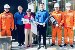 Phường Bình Đông “xóa” hẻm tối bằng đèn năng lượng mặt trời