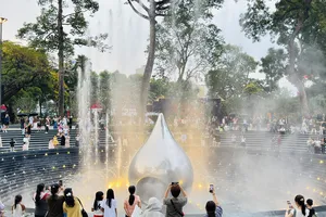 Cuối tuần, người dân háo hức đi xem nhạc nước tại Công viên số 1 Lý Thái Tổ