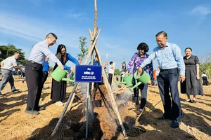 Tổng Lãnh sự Trung Quốc tại TPHCM Đường Lập (bên trái) tham dự sự kiện