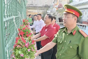 Phường Chợ Lớn ra quân bảo vệ môi trường