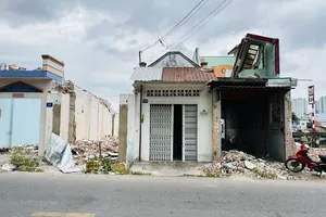 Các hộ dân phường Chánh Hưng có nhà dọc bờ Bắc kênh Đôi trên đường Nguyễn Duy đồng thuận tháo dỡ nhà cửa để bàn giao cho dự án. Ảnh: ĐÌNH DƯ