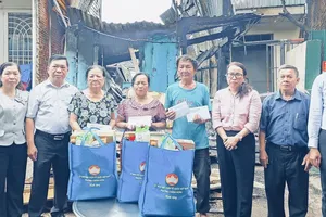 Hỗ trợ khẩn cấp các hộ dân bị ảnh hưởng vụ hỏa hoạn ở phường Chánh Hưng 