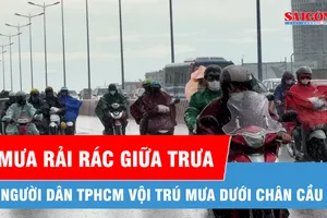 TPHCM: Mưa dông bất chợt, người dân trú vội dưới chân cầu