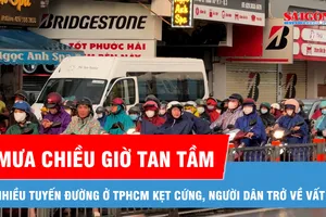 Nhiều tuyến đường ở TPHCM ùn ứ sau cơn mưa dông vào giờ tan tầm