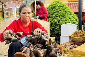 Chợ Bình Tây tái hiện không gian Tết Đoan Ngọ