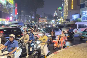 Kẹt xe ở đường Nguyễn Thị Minh Khai, Lý Thái Tổ hướng vào vòng xoay Ngã sáu Cộng Hòa