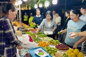 Sôi động hội chợ mùa thu tại phường Phú Lâm