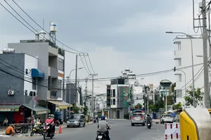 Hàng cột điện dưới lòng đường Chu Văn An đã được di dời 