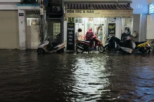 TPHCM: Mưa lớn, đường ngập, kẹt xe giờ tan tầm