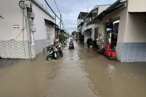 Nhiều nơi trũng thấp tại TPHCM tiếp tục ngập do triều cường