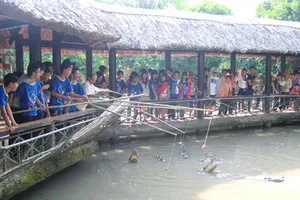 Du khách vui chơi ở khu du lịch Mỹ Khánh - Cần Thơ