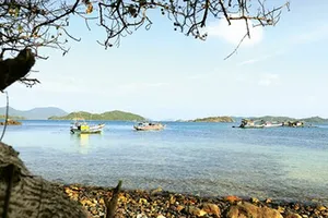 Khung cảnh đảo Nam Du còn rất hoang sơ và tuyệt đẹp.