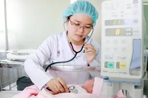 Bác sĩ đang theo dõi sức khỏe con của sản phụ T.