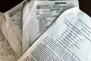 Đơn tố cáo vụ việc của ông Phúc gửi cơ quan chức năng và các đơn thuốc của bé A