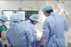 Các bác sĩ đang điều trị cho bệnh nhân T.S.