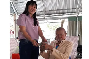 Báo SGGP trao 28 triệu đồng giúp nhân vật trong bài viết “Dì cháu cùng bệnh tật, không tiền trị“