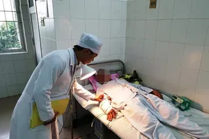 Bệnh nhân N. được các bác sĩ chăm sóc sau khi nối mạch máu thành công