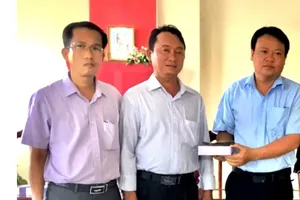 Một cá nhân ủng hộ 200 triệu đồng cho huyện Cầu Ngang phòng, chống dịch Covid-19