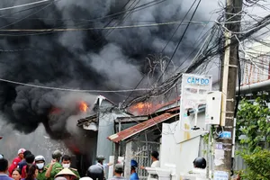 Cháy lớn, lan ra hàng chục căn nhà ở Rạch Giá