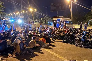 Tạm giữ 52 đối tượng đua xe trái phép trên cầu Cần Thơ