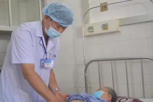 Phẫu thuật thành công cho cụ bà 86 tuổi bị sỏi bám to bằng quả trứng 