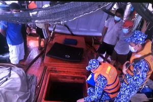 Liên tiếp phát hiện tàu vận chuyển dầu không rõ nguồn gốc ở vùng biển Kiên Giang 