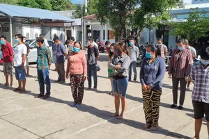 Bất chấp dịch bệnh, hơn 30 người tụ tập đá gà ăn tiền ở Kiên Giang