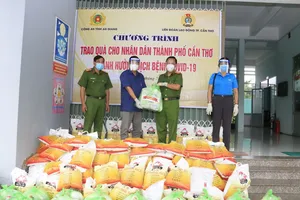 Công an An Giang tặng 1.000 phần quà cho người dân Cần Thơ bị ảnh hưởng dịch Covid-19