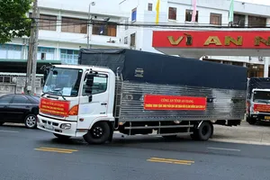 Công an An Giang trao 3.000 phần quà cho người dân bị ảnh hưởng dịch Covid-19