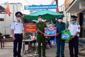 Bộ Tư lệnh Vùng Cảnh sát biển 4, tặng quà cho lực lượng phòng, chống dịch trên đảo Kiên Hải 