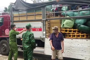 Bắt xe tải chở số lượng lớn phụ tùng máy và hóa chất không rõ nguồn gốc