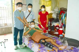 Trao 7,6 triệu đồng giúp người đàn ông bị tai nạn ở Vĩnh Long 