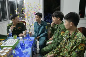 Giao thừa tại chốt kiểm soát chống dịch Covid-19 trên biên giới vẫn đủ đầy, đầm ấm. Ảnh: Q.BÌNH