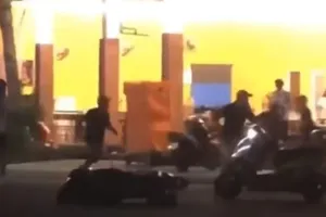 Cảnh nhóm thanh niên hung hãn cầm mã tấu, dao tự chế rượt đuổi, chém 2 nạn nhân bị thương. Ảnh cắt từ clip