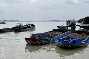 Phát hiện 7 sà lan và ghe sắt vận chuyển đất trái phép số lượng lớn