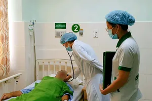 Hy hữu xương ống heo mắc trong phế quản khiến bệnh nhân khó thở gần 1 năm