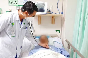 Cứu sống kịp thời cụ bà 72 tuổi bị ong đốt, suýt mất mạng 