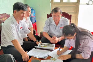 Cán bộ Trung tâm phục vụ hành chính công xã Phú Giáo đến các ấp triển khai mô hình "Hành chính công lưu động"
