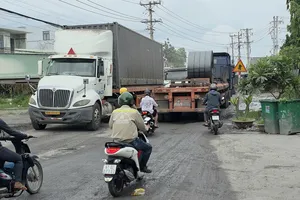 Xe tải trọng lớn "băm nát" đường Trịnh Hoài Đức ở phường Tân Hiệp, TPHCM