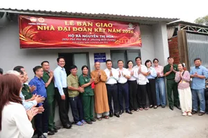 Trao nhà Đại đoàn kết cho nữ cựu chiến binh khó khăn 