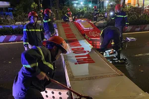 Nhanh chóng khắc phục sự cố sập cổng chào phường Bình Dương