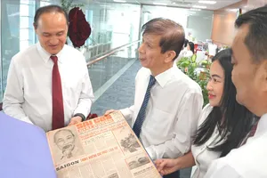 Đồng chí Nguyễn Khắc Văn, Phó Tổng Giám đốc Cơ quan Báo và Phát thanh, Truyền hình TPHCM, Bí thư Đảng ủy, Tổng Biên tập Báo SGGP thông tin về quá trình hình thành và phát triển của Báo SGGP. Ảnh: VIỆT NGA