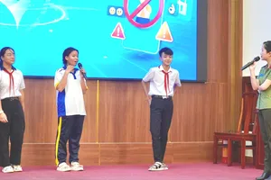 Cán bộ Công an TPHCM hướng dẫn các học sinh về kỹ năng an toàn trên không gian mạng. Ảnh: DUY TRẦN