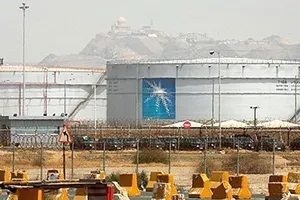 Các bể chứa dầu thô tại một nhà máy lọc dầu và cảng dầu của khu phức hợp Saudi Aramco. Ảnh: SBS News